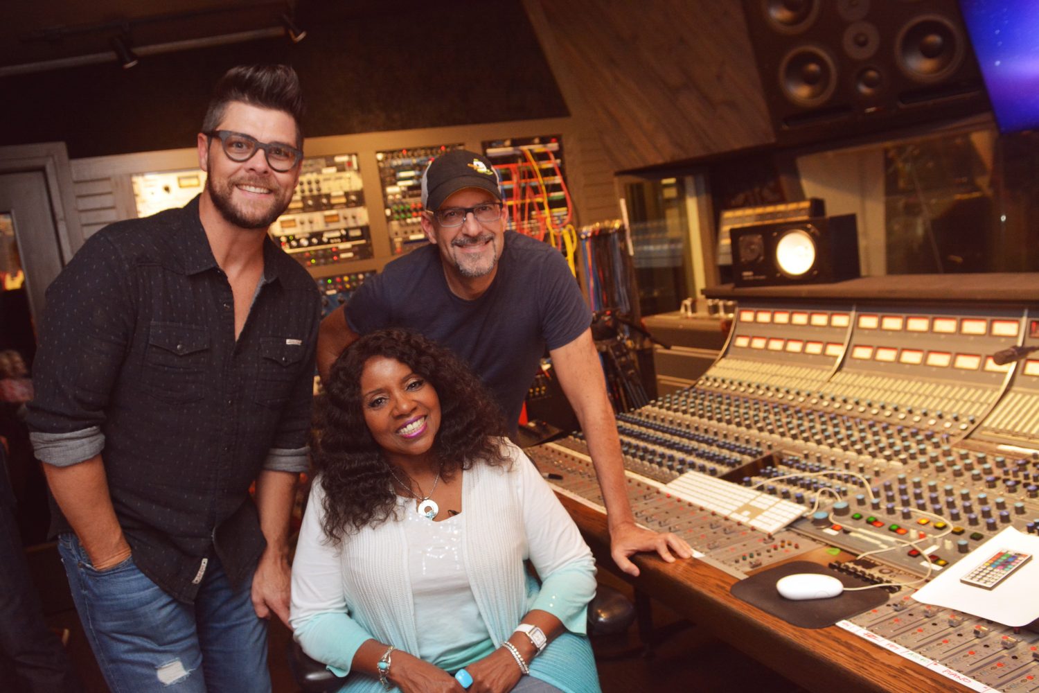 Jason-Crabb-Gloria-Gaynor-1-1525793639-1500x1000.jpg