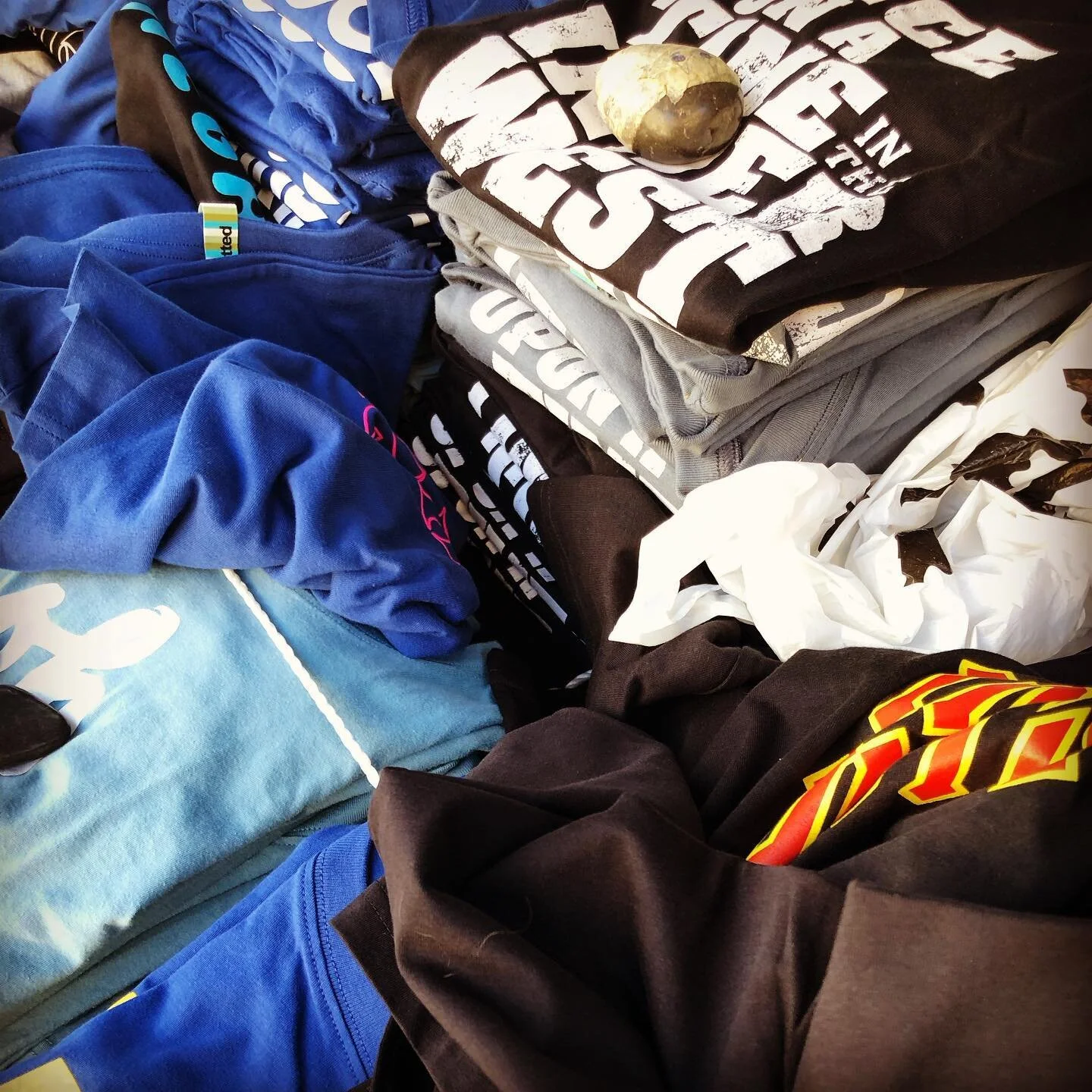 If you were ever curious about what a table of t-shirts looks like after 50km/h winds&hellip; 

#catchmeifyoucan