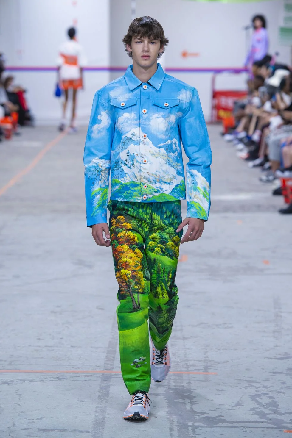 江奕勳在巴黎時裝週發表春夏19系列,將台灣路邊變電箱藝術轉印衣服上。 Photo via Harper’s Bazaar