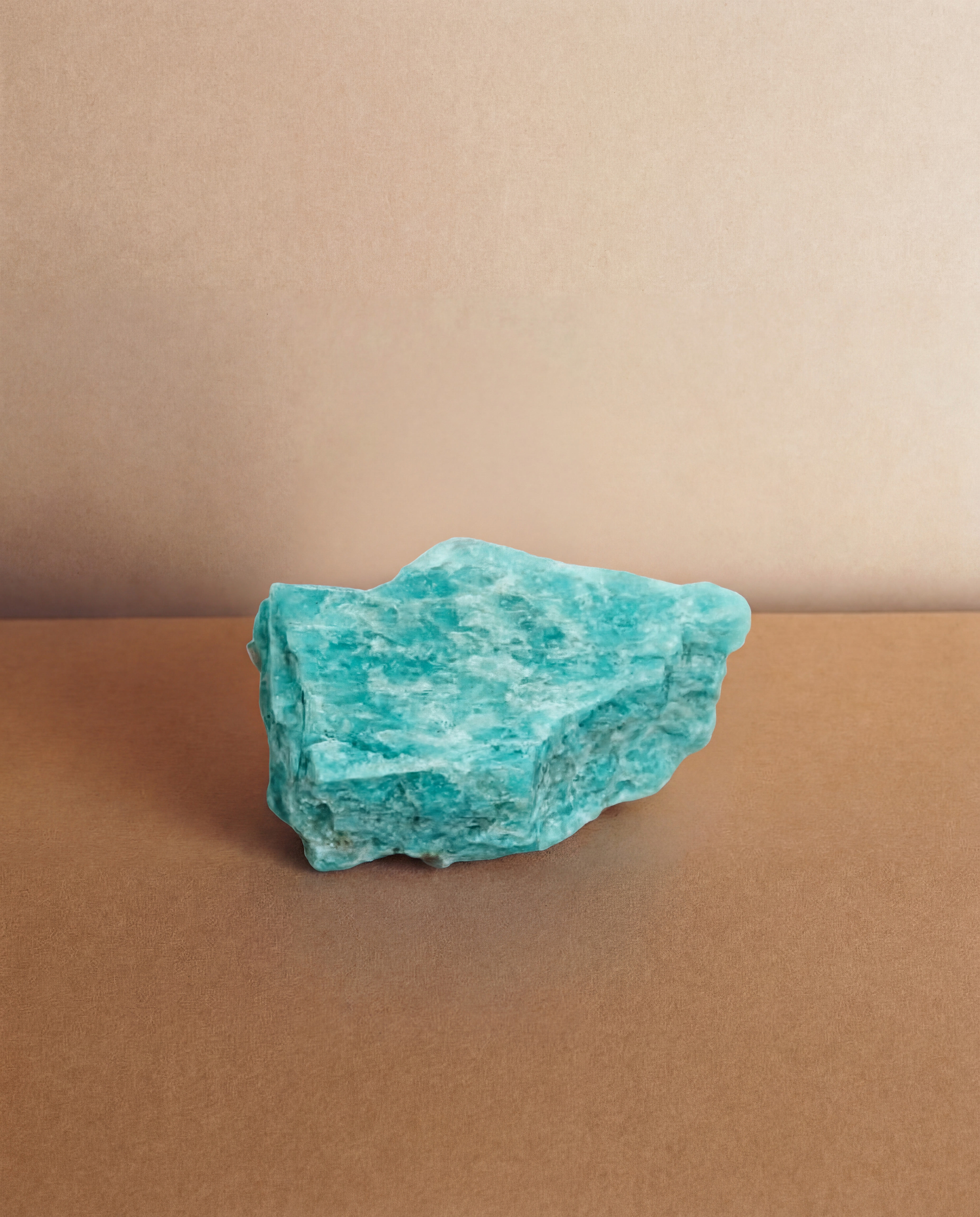 Amazonite.
A stone of balance and openness, associated with calm and clarity.
Its soft tones recall water and light, in a natural dialogue.