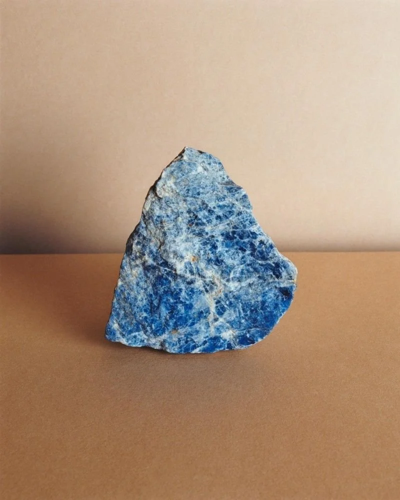 Lapis Lazuli.
Deep and intense, a symbol of vision and awareness.
Its blue recalls the night sky, between matter and infinity.