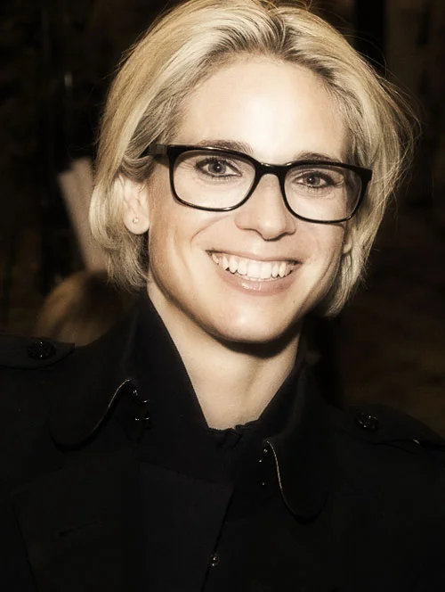 Verena Kaspar-Eisert has been curator at KUNST HAUS WIEN. Museum Hundertwasser since 2014. She studied art history in Vienna with a focus on contemporary fine arts andphotography. Her professional career began at Galerie Knoll and Galerie Krinzinger and she freelanced in numerous exhibition projects from 2003. 2005 to 2011 she was exhibition manager and curator at Kunstraum Niederoesterreich in Vienna. From 2011 to 2014 she was director of the Galerie OstLicht, in addition from 2012 to 2014 she was director of the Fotomuseum WestLicht, Vienna. She is an expert in portfolio reviews, lectures on photography and is a member of various juries. Recent exhibitions include “Elina Brotherus. It´s Not Me, It´s A Photograph”, cur. together with Bettina Leidl, and „Oliver Ressler. How To Occupy A Shipwreck“, Portrait : © Eva Kelety