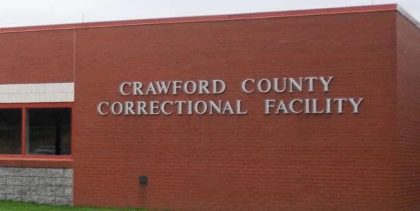 Crawford prison officer charged with assaulting inmate