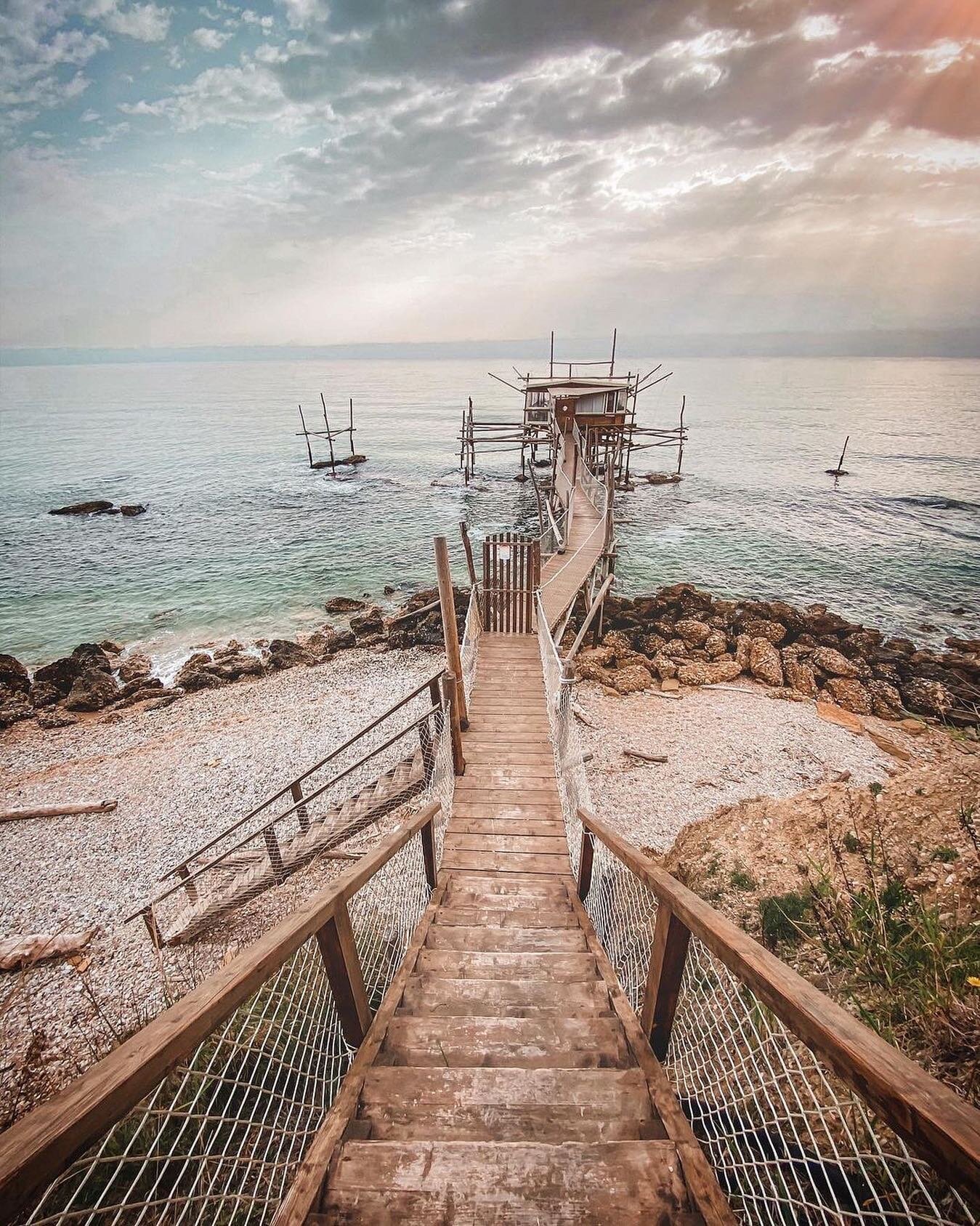 ☀️Wonderful shots of Trabocco, old fishing machines now used as seafood restaurants to enjoy a romantic dinner right above the sea 🤩 an experience to add to your bucket list 🌊✔️

📸 by @_robertorinaldi_ 👏

#howitalyfeels #mediterraneo #paesaggidab
