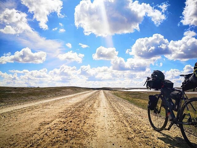 #bikeadventure Day 2.
Gal&aring;bodarna - H&ouml;gv&aring;len, 148km.
.
After a calm breakfast I had to escaped my camp as fast as possible, the mosquitos had waking up and wanted their breakfast as well.
A warm day cycling and the climb over Flatrue