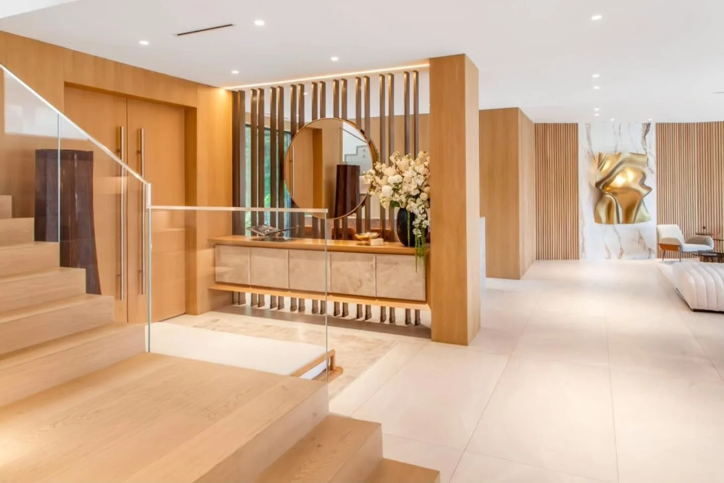 In honor of Libra season, we LOVE to make an entrance. ♎️ And this one is nothing short of a statement.

Wood paneling, marble stone, a metal divider, and a floating integrated console to hide all that entryway clutter.

Are we missing anything? I th