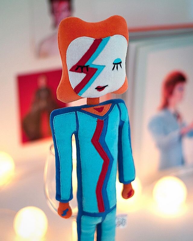 #tbt ⚡️Babie Bowie ⚡️💙❤️
.
.
.

#desenhodecrian&ccedil;a #desenhoinfantil #presentescriativos #kidsdrawing
#greatgifts #creativity #kidsdecor #toy #designinspiration #inspiration #trend #style
#handmadetoy #criatividade #bololofos #kidsdesign #child