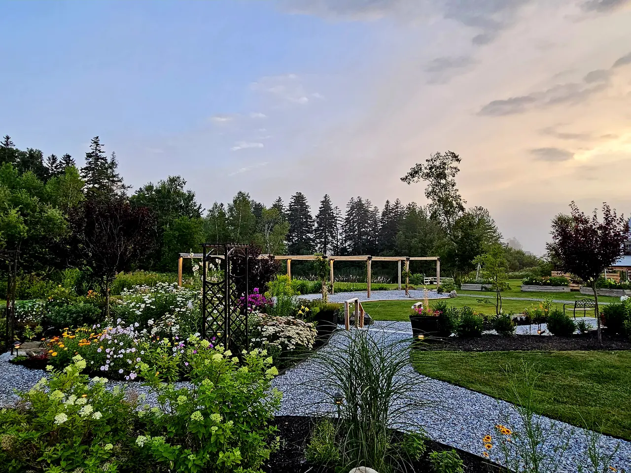 How to Incorporate Local Flora into Your Garden Wedding Decor