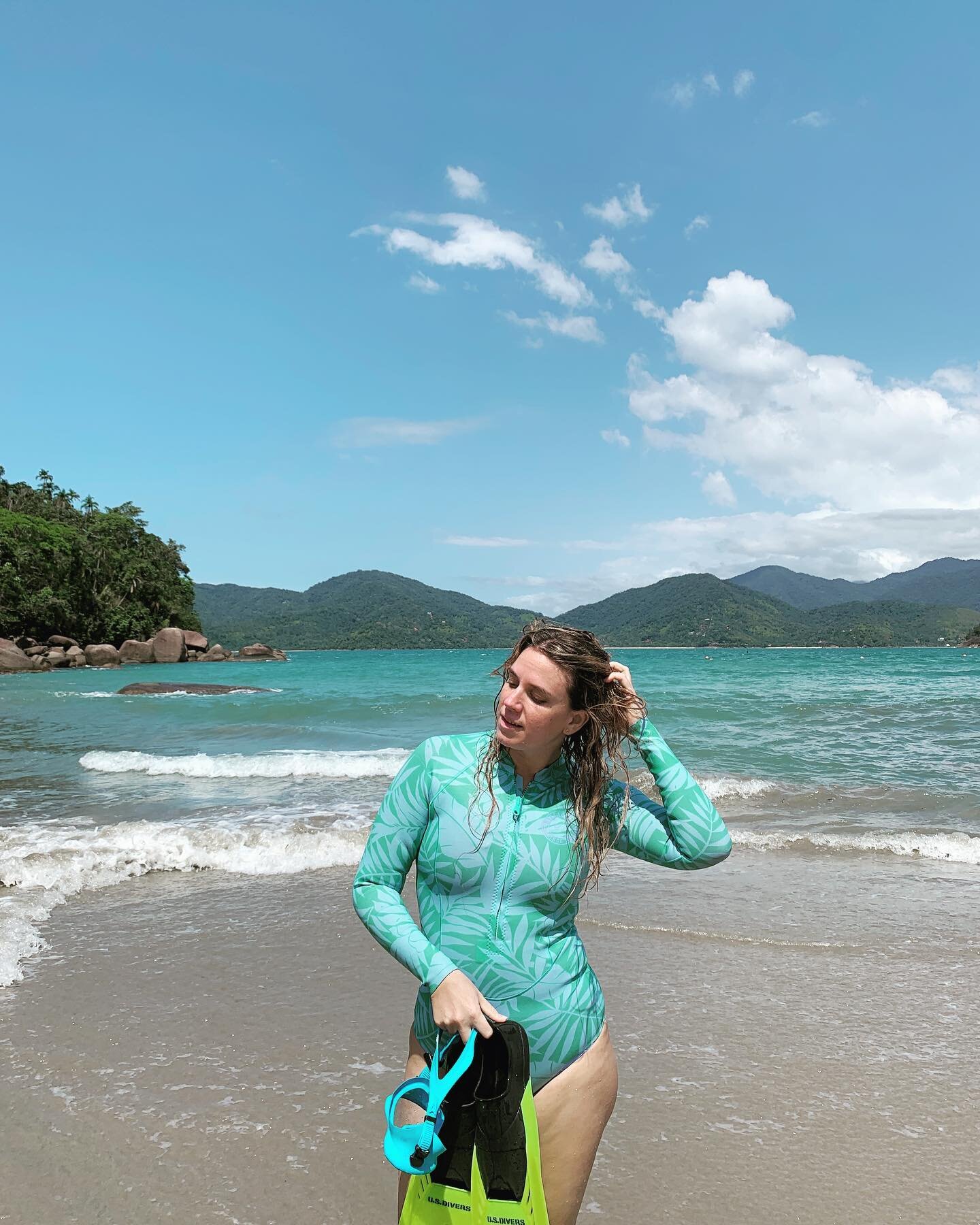 Thinking of these beach days down in Brasil while I work on my series, Resplendent Waters. These enchantments of water come with the enchantments of the sun, the air and the earth. And what a joy to immerse oneself in the swell of the sea, a simple a