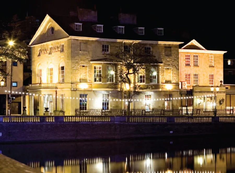 Matthew Garrett performing close-up wedding magic at Bedford Swan Hotel