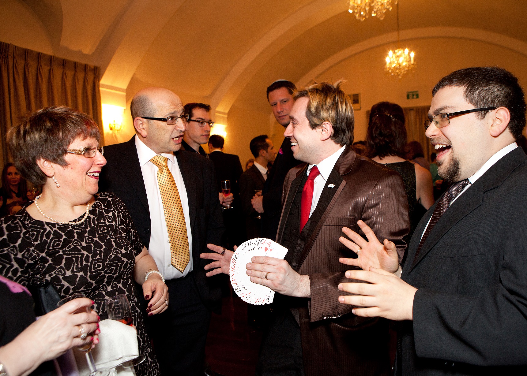 barmitzvah table magician.jpg