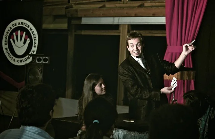 Matthew Garrett presenting a magic lecture in Colombia