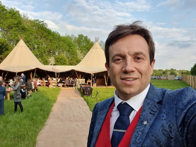 Matthew Garrett performing close-up magic at a wedding at Beaumont Paddocks near Kettering