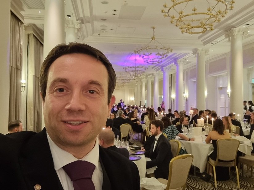 Matthew Garrett corporate magician at The Waldorf Hilton London for Deloitte
