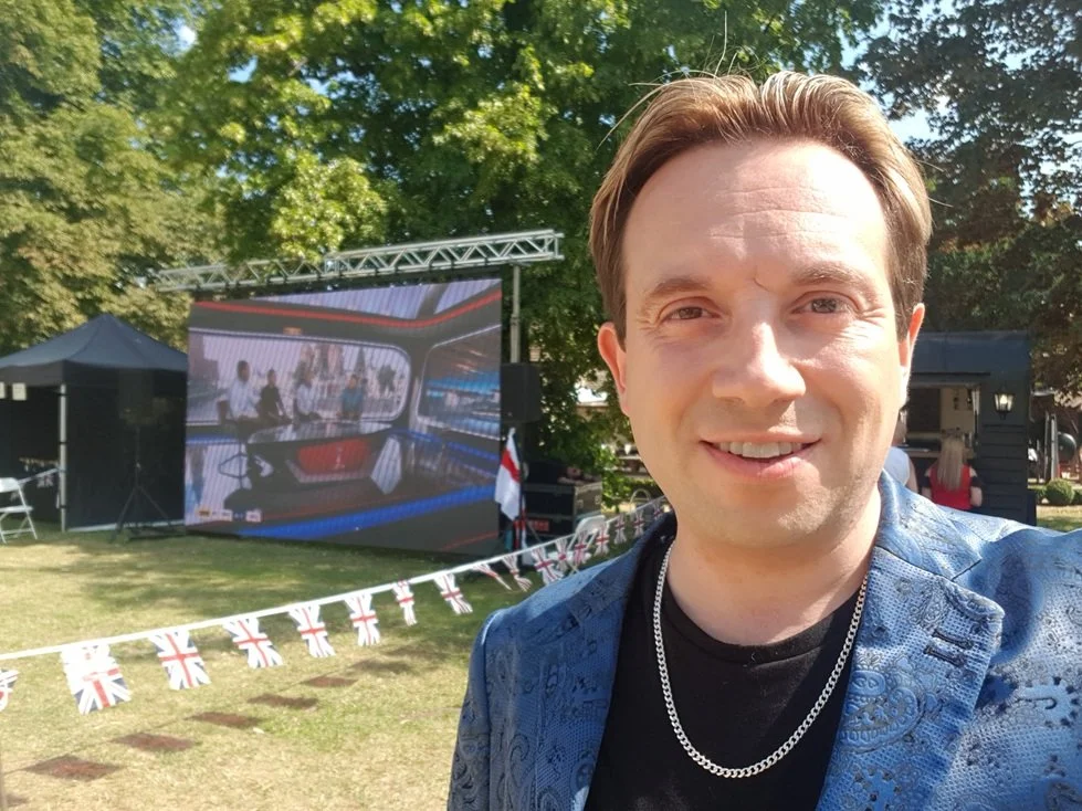 Matthew Garrett performing close-up magic at the Black Horse in the Peterborough area