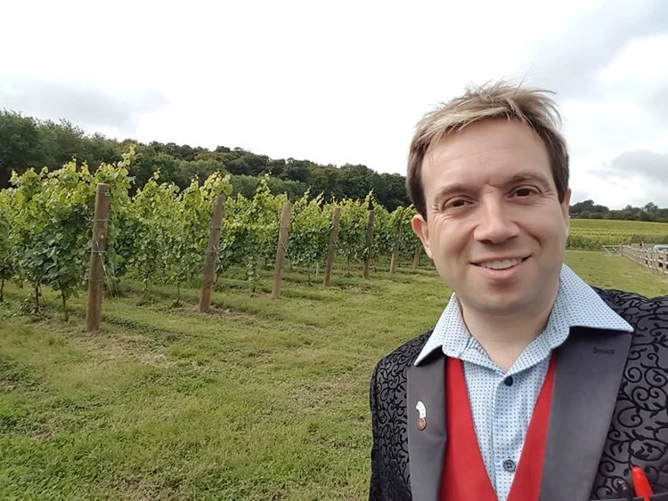 Hundred Hills Vineyard event near Henley on Thames with magician Matthew Garrett