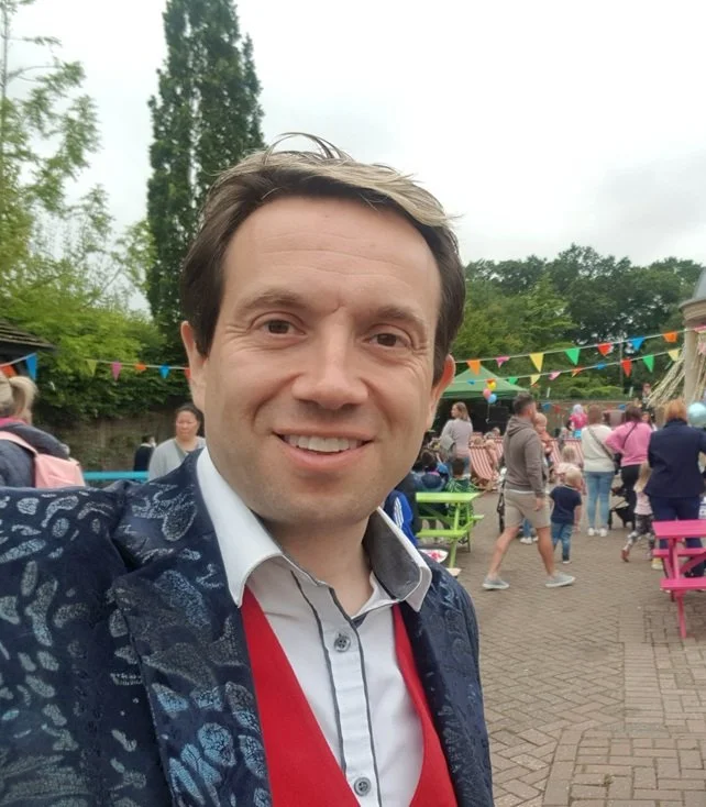Matthew Garrett performing at Frosts Woburn near Milton Keynes