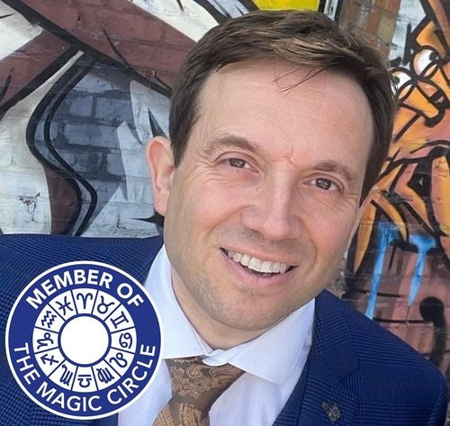 UK magician Matthew Garrett, Member of The Inner Magic Circle with Gold Star