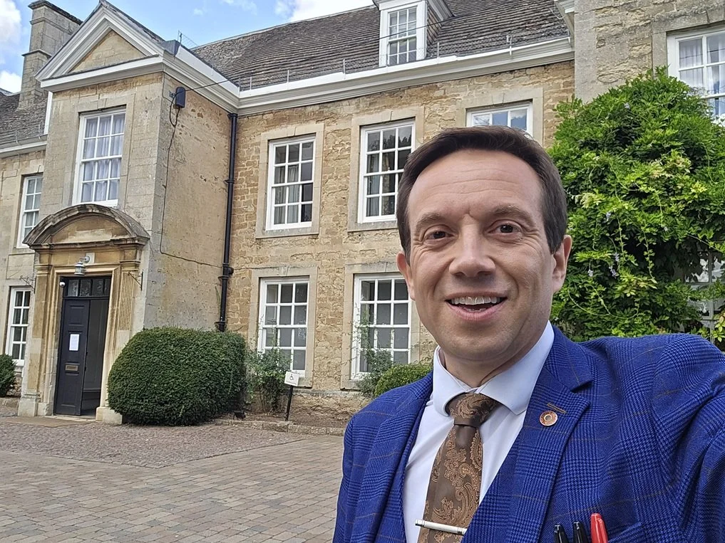 Wedding magician Matthew Garrett performing at Barton Hall in Kettering