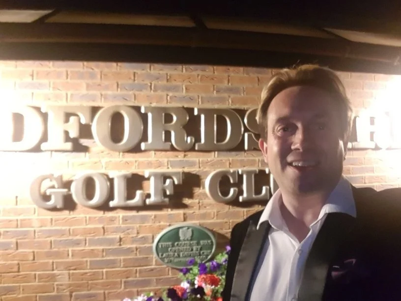 Matthew Garrett performing close-up magic at Bedfordshire Golf Club in Stagsden, Bedford