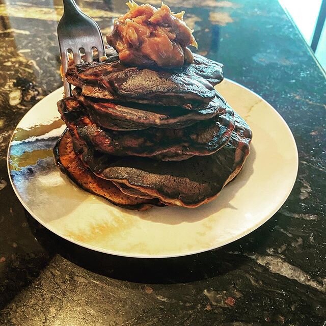 Does anyone else feel accomplished when stacking pancakes? Sunday breakfast entailed &ldquo;monkey business&rdquo; ➡️ chocolate banana pancakes with a sweet peanut butter topping. I have no more flour so I used a mashed banana, 2 eggs, @drinkorgain p