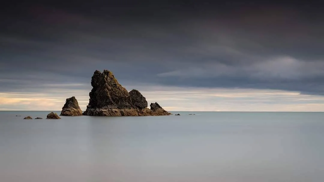 &quot;Minimal Moment&quot; &copy; @changinglight.ie  2020

One of my favourite images from a, recent trip to various locations along the @unesco @ccugeopark . 

A minimal moment captured at Benvoy. Conditions were not ideal with not much light coming