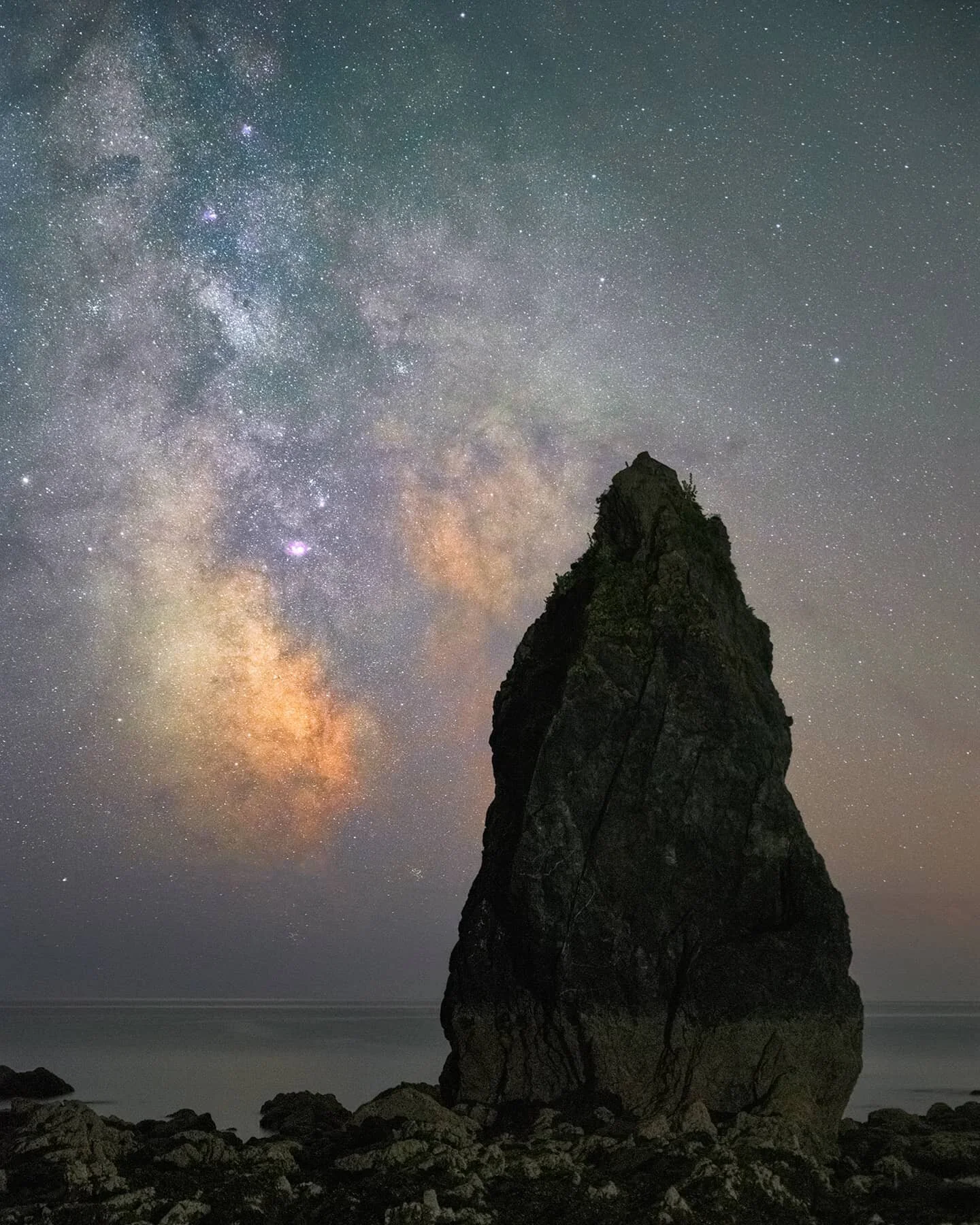 &quot;Copper Core&quot; @changinglight.ie  2020

A reprocessed version of a recent image. The Milky Way Galactic Core rising behind the infamous sea stack located on the @ccugeopark.

Nikon D850 + Tamron 24-70g2
58mm focal.
Sky: 10 x 6 sec exposures 