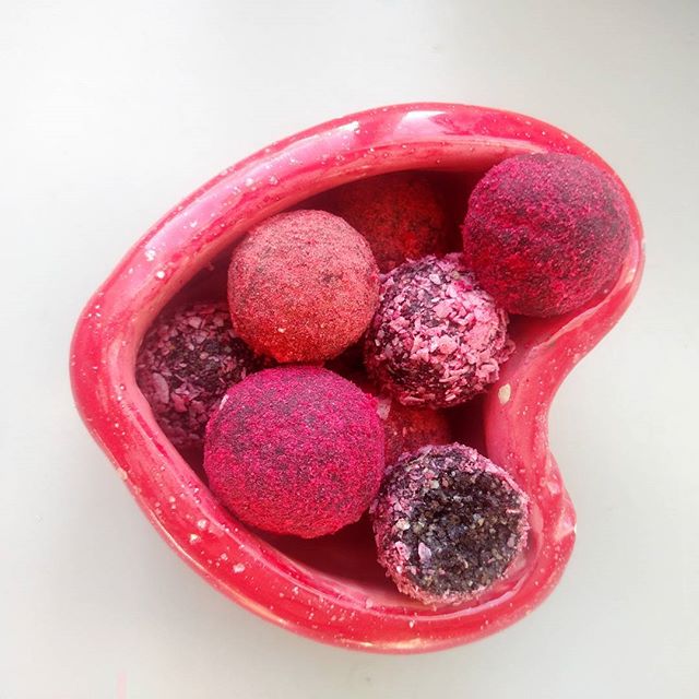 One way to use P I N K sprinkles from yesterday's post! ✨Chocolate.bliss.balls✨

This is a nut free bliss ball (Perfect for school)! The basic recipe is 1 cup dates, 1/2 cup sunflower seeds, 1/2 cup pumpkin seeds, 1/4 cup cacoa or cocoa powder, 1 Tab