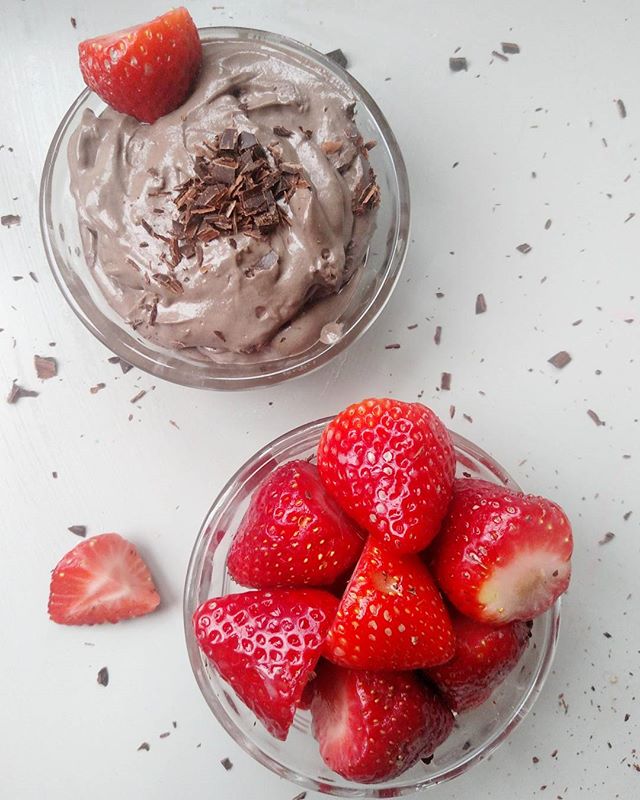 Strawberries dipped in vegan chocolate mousse to start off our love day💕

Dessert for breakfast isn't a bad thing! Especially when it's this healthy! 🙌

Hope you all celebrate love in whatever form it takes for you today! XO, Catrina

#plantbaseddi