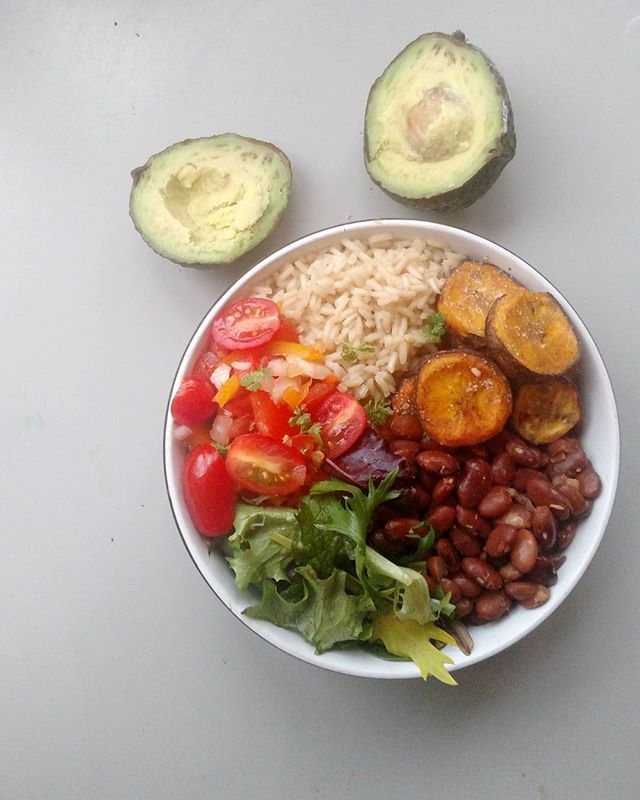 S i m p l e yet satisfying!✨
I depend on a bowl like this all the time mid week!  I prep the beans, rice and salsa whenever I have time throughout the day and then at dinner it's just heating, assembling and frying up some plantains in coconut oil wi