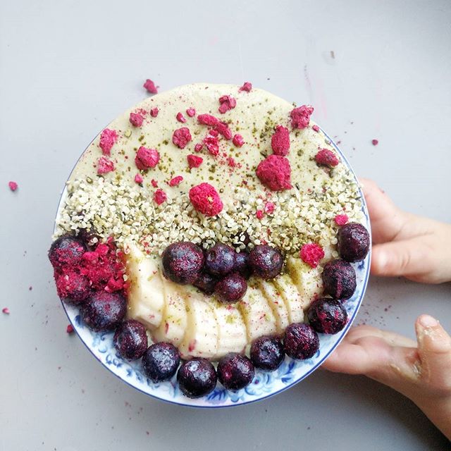 Happy face smoothie bowl art! Great edible art for little ones 👌✨🌈 #plantedfamilies #plantbased #wfpb #art #kidsart #kids #dairyfree #smoothiebowl