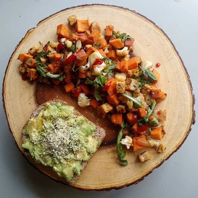 Rethink breakfast! I love putting a ton of different veggies and proteins in our homefries.  Plus a little drizzle of ketchup makes the kids really into anything 😋

This morning was sweet potatoes, onions, flax tempeh, cauliflower and arugula! 🌿

#