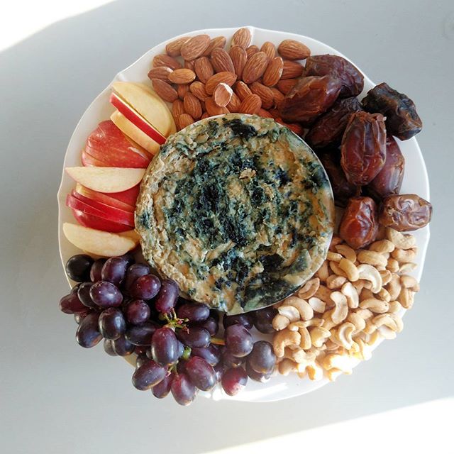 Dairy-free B L E U 💙 C H E E S E that is made out of cashews, Irish moss, and spirulina 💙

#vegan fruit and cheese board! 
Added some crusty spelt bread and we had a fun picky dinner✨

#plantedfamilies #plantbaseddiet #plantbased #dairyfree does no