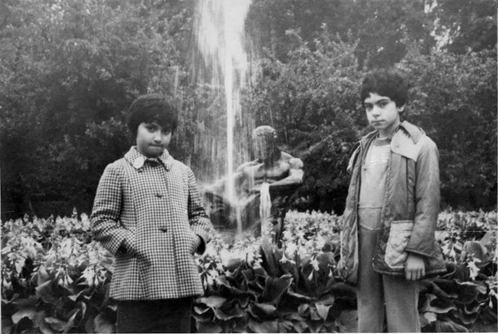 Էս Պետերգոֆում ենք, կամ նման մի տեղ: Սա մեր բարձր արվեստի դեմ ընդվզման տարիներն են, այդ պատճարով այսպիսի մռթնած տեսք ունենք, երևի: