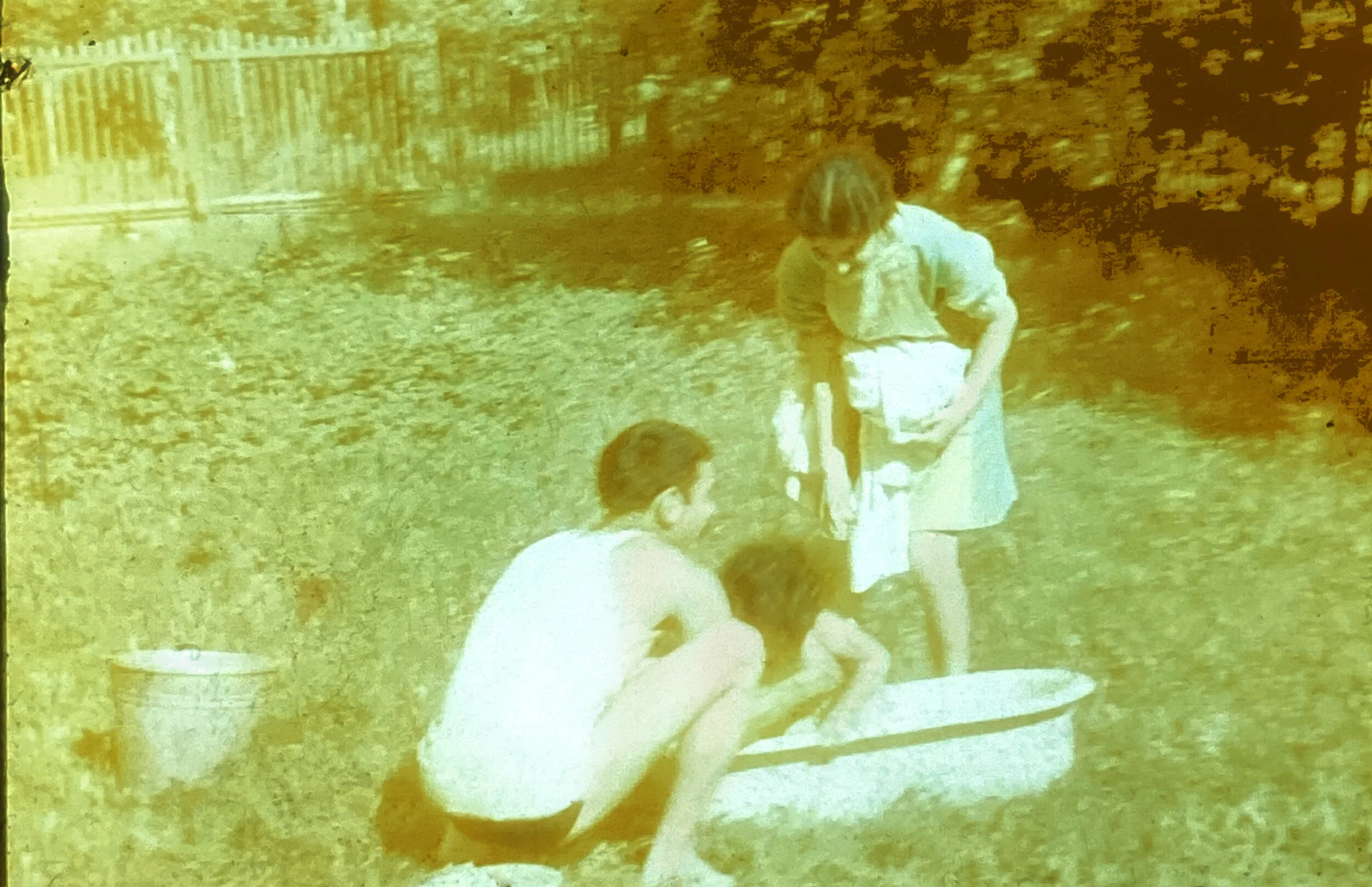 Պապայի հետ էս մեկն ա քիչ թե շատ պահպանվել: Իմ կորուսյալ դրախտի տարիներն են: Սոնան արևային լոգանք ա ընդունում: Լավ հիշում եմ, մամայի էս շորը: Շատ գեղեցիկ էր: Հաստ քաթանից, երկնագույն, խամրած դեղին ներդիրով: Էսօր, որ լիներ, կհագնեի, շատ նորաձև էր: Մամ…