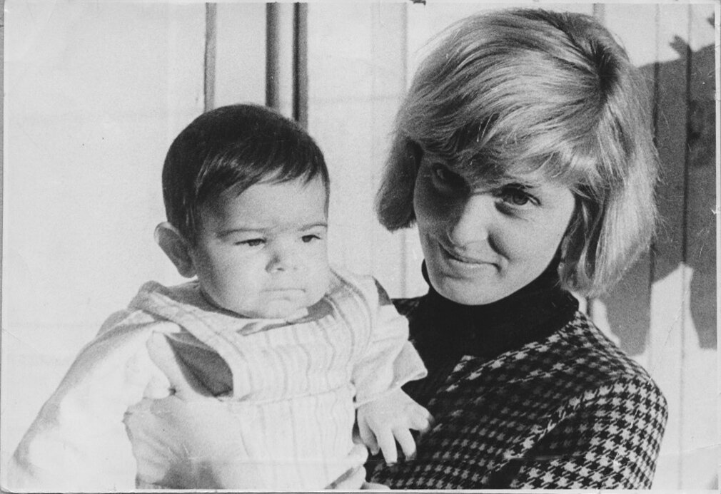 Էս նկարում (1966թ. մայիս) ես և 7 ամսական եմ, Ռուզանն էլ` 24 տարեկան