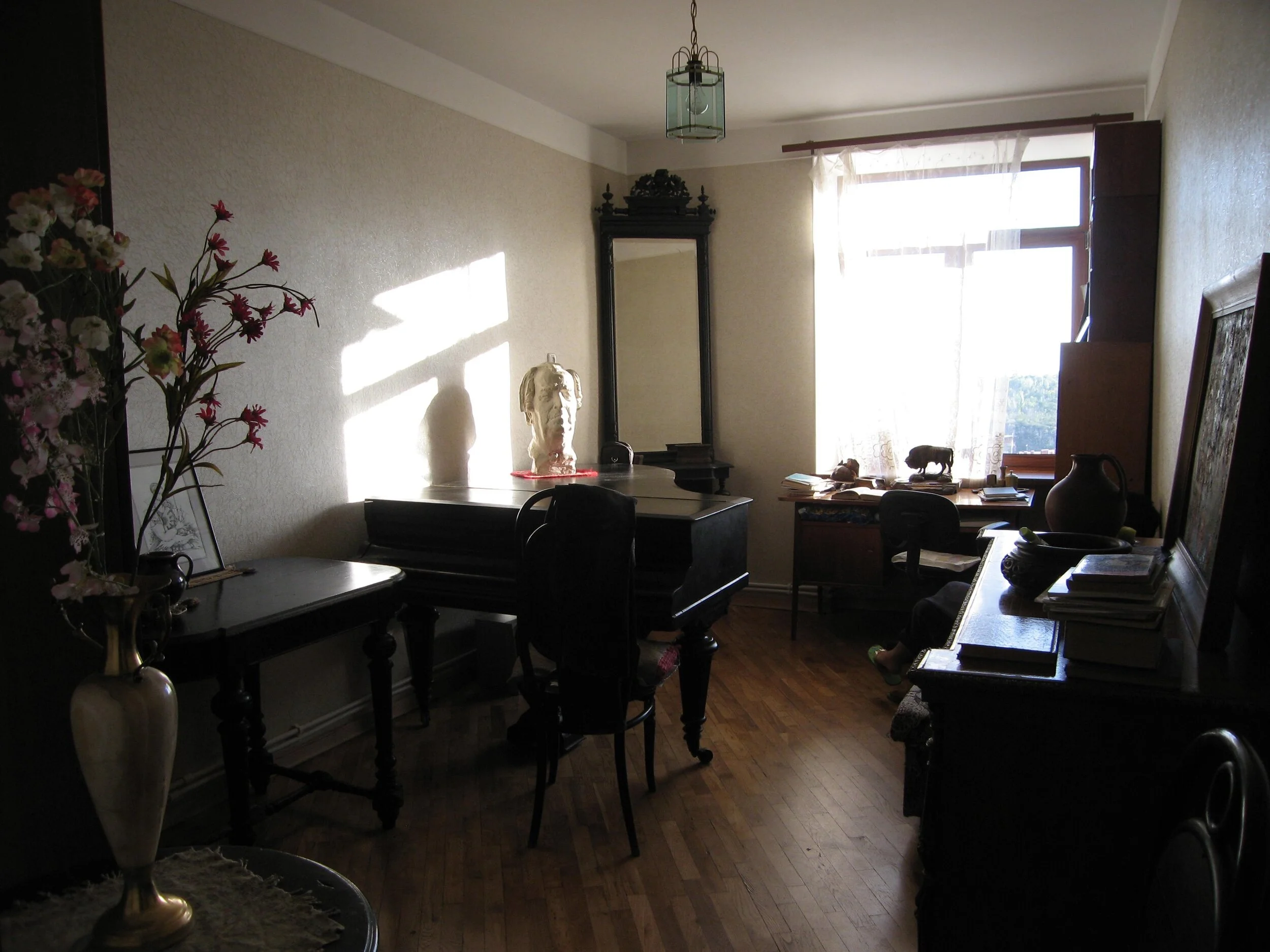 էս նկարի անկյունում հենց էդ հայելին ա, բայց, ավաղ, արդեն «իր հարազատ հողից կտրված», տատիկենց տունը վաճառելուց հետո` մեր Բաղրամյան պողոտայի բնակարանում, լրիվ կոնտեքստից դուրս: