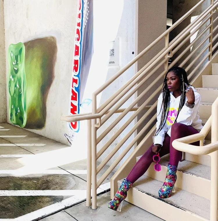 white popout queen 3.jpeg