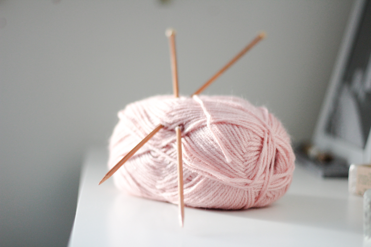 Ma première balle de laine, de l'acrylique rose pâle. L'acrylique est idéal pour débuter en tricot avant de "gaspiller" une laine plus noble, et les couleurs pâles permettent une meilleure visibilité lors de la pratique.