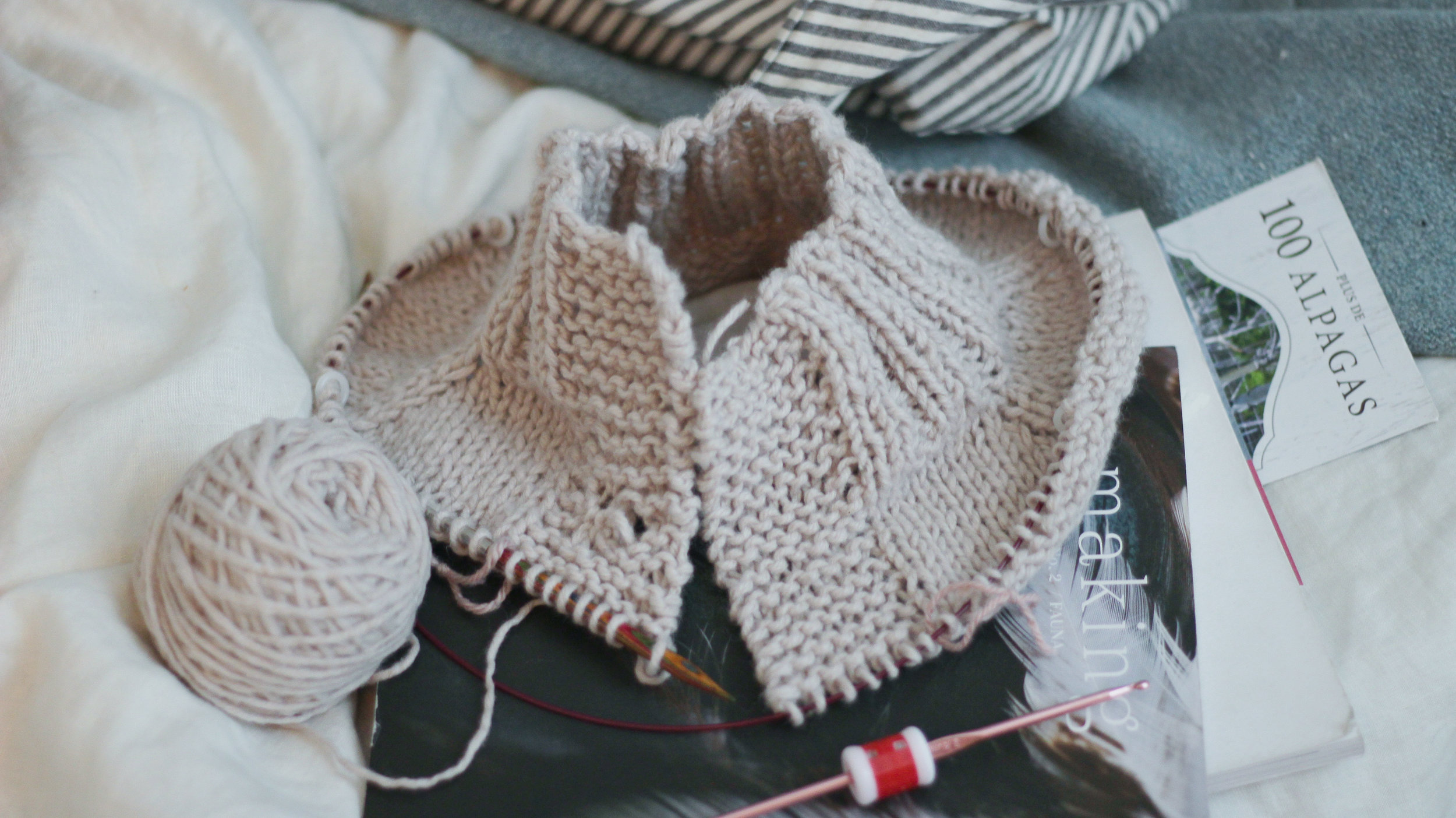 Le Cardigan Artic est fait selon une construction top-down , c'est à dire que l'on tricotte du haut du chandail vers le bas et j'ai tricotté le tout avec des aiguilles circulaires 6,5 mm, sans coutures hors-mis pour l'intérieur des poches.