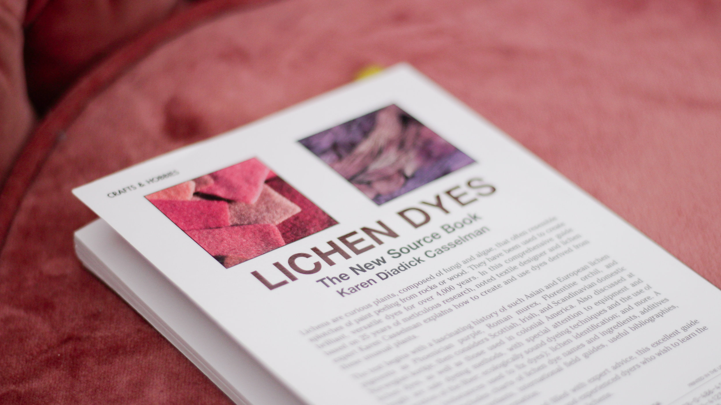 Lichen Dyes (Karen D. Casselman) - Excellent ouvrage de référence sur la teinture naturelle à base de lichens. On peut y lire entre autre les fameuses anecdotes de mordants de teintures à l'urine et au sang du Moyen Age !