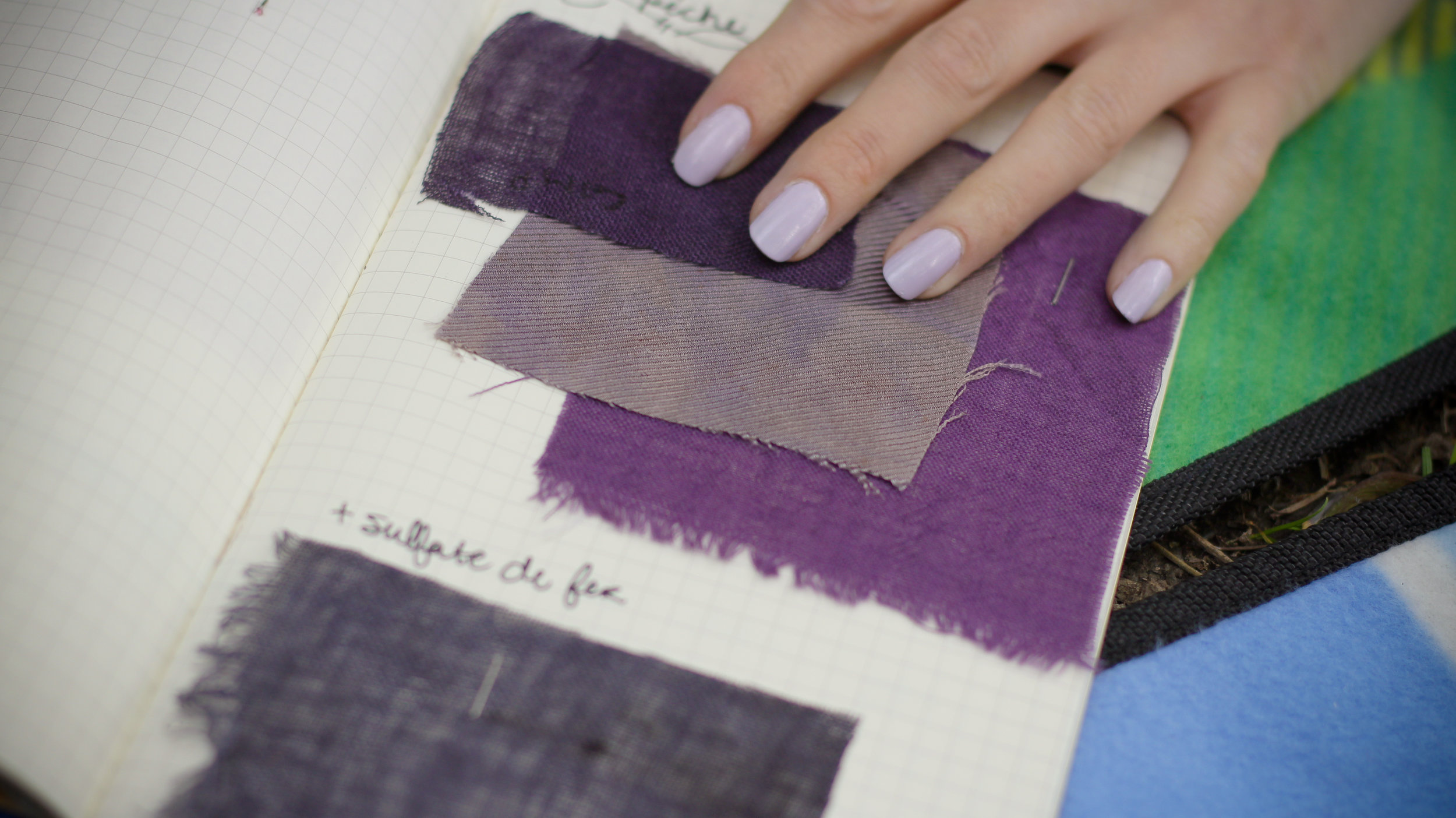 Ses ongles qui s'agencent avec ses échantillons
