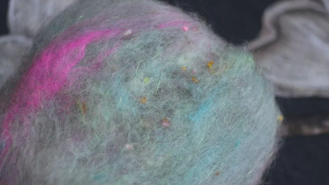 Carder, c'est un peu comme peindre avec la fibre ou jouer avec des nuages, quelle joie !
✨☁️🧚🏽&zwj;♀️

#battsforspinning spinningfibres #spinningbatt #artbatt # #drumcardedbatts