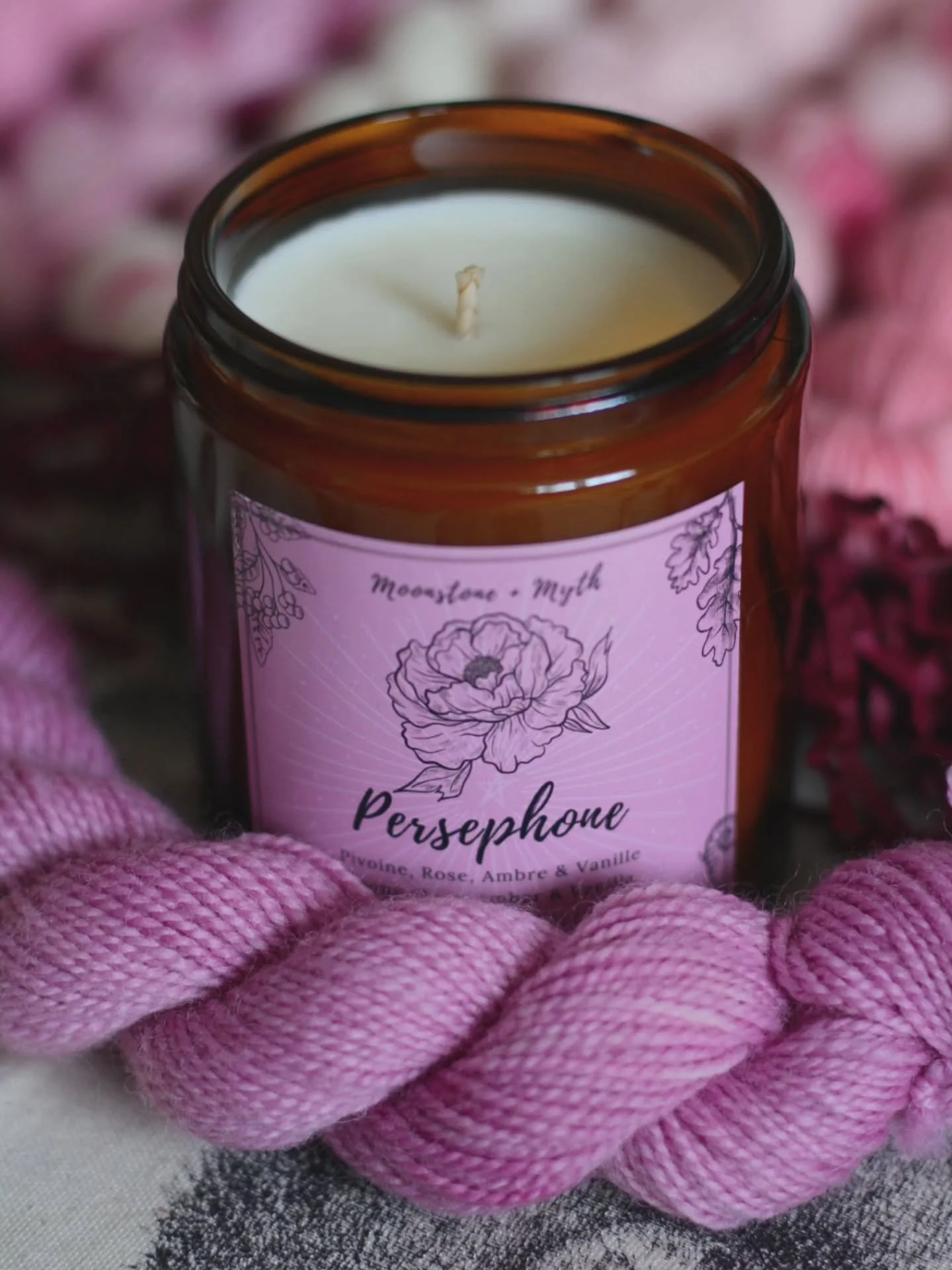 En plus de la laine, la bo&icirc;te Lovebug contenait quelques surprises comme une bougie de @moonstoneandmyth, une bo&icirc;te de th&eacute; Harney &amp; Sons, un sachet de bonbons et un baume &agrave; l&egrave;vres Moomin. Je suis plus qu&rsquo;enc