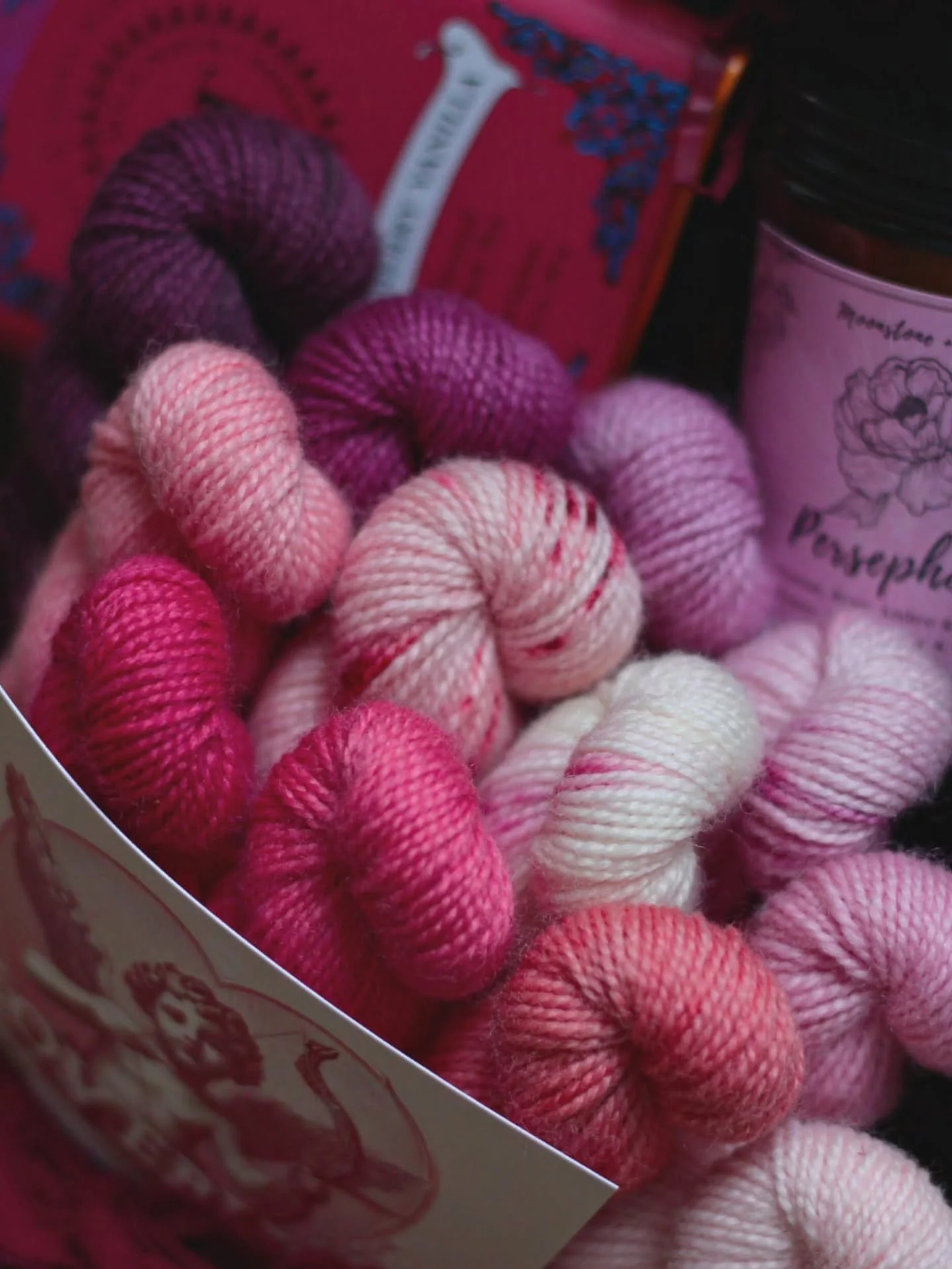 Ce f&ucirc;t un r&eacute;el bonheur de retourner derri&egrave;re mes chaudrons pour teindre la bo&icirc;te Lovebug, merci infiniment &agrave; tous ceux qui l&rsquo;ont achet&eacute; 💘

Les pr&eacute;commandes pour le 2e tour sont disponibles sur ble