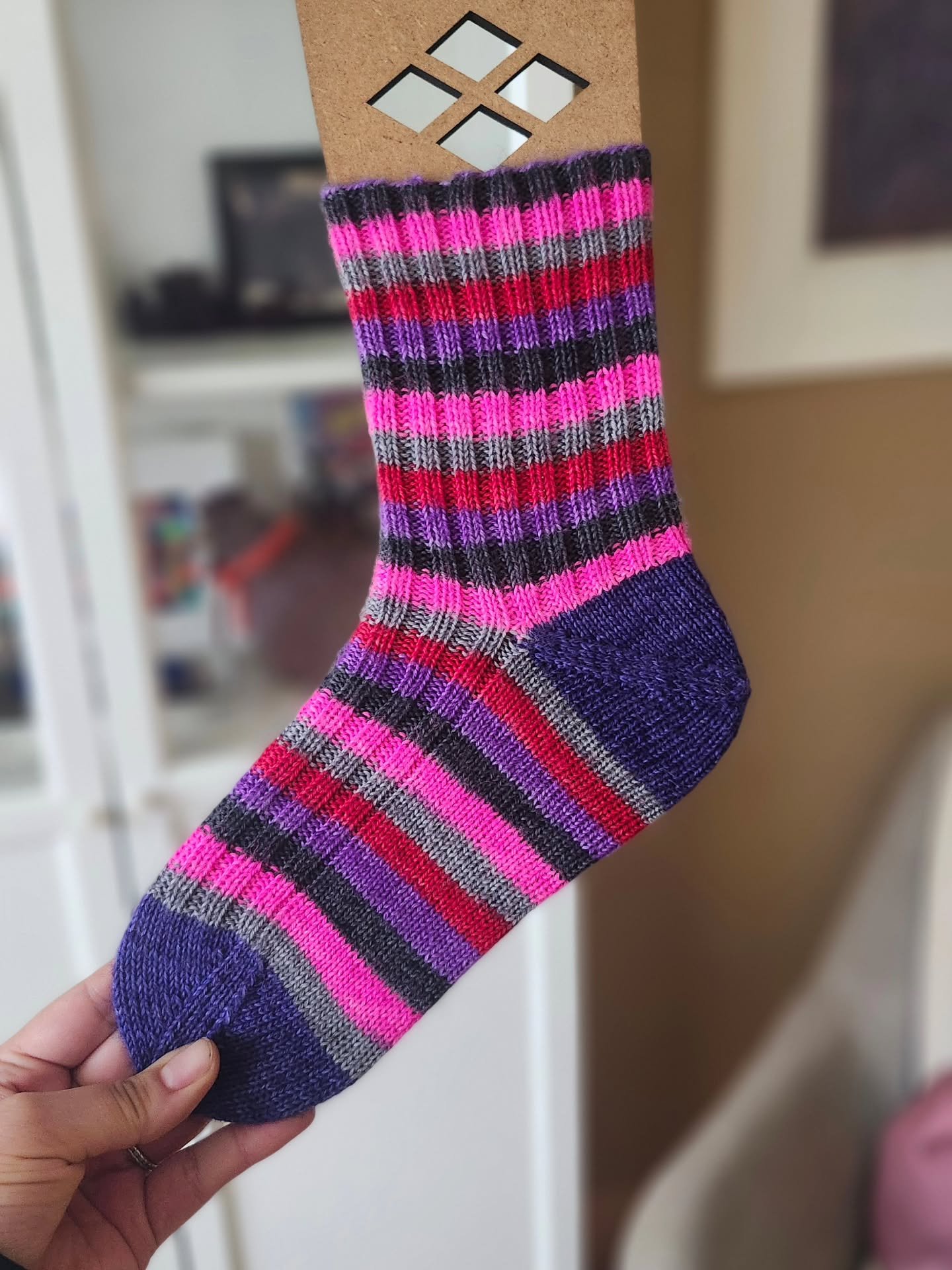 Finir une chaussette et commencer sa jumelle c&rsquo;&eacute;tait mon plan principal du weekend, c&rsquo;est accompli ! C'est aussi mon premier talon apr&egrave;s-coup et je suis pleinement conquise 👌🏽

Laine : Twin Socks de @timberyarns dans le co