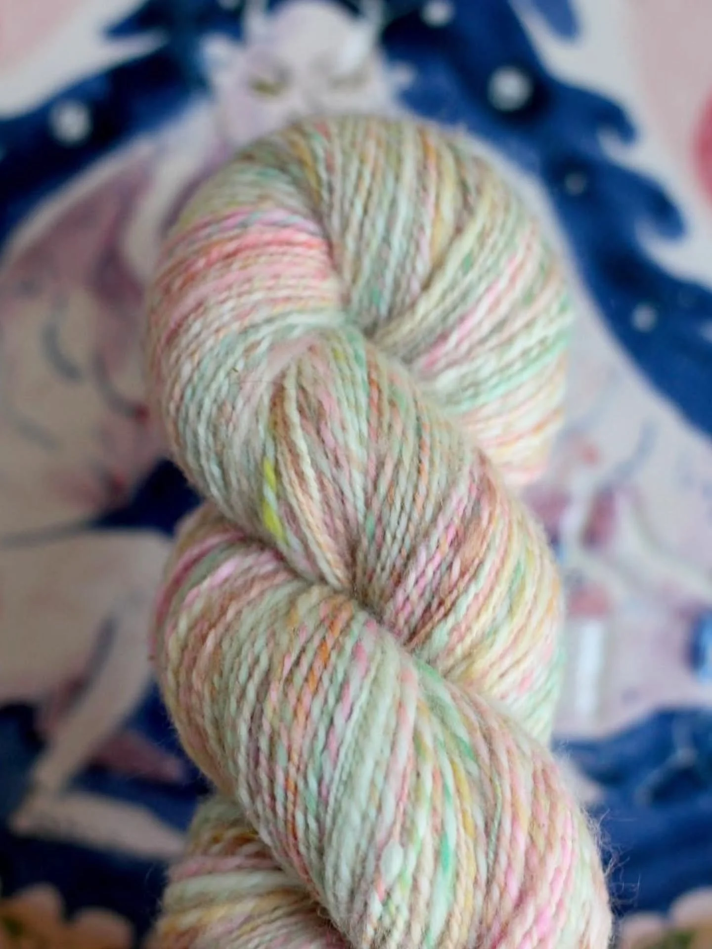 Spring Spin 💐 2 ply Untreated Merino : spun from a batt hand combed by @mapi_creations_artistiques and a braid hand dyed by @fibrland, real squishy !
(ceramic art by @zac.qui.rit)