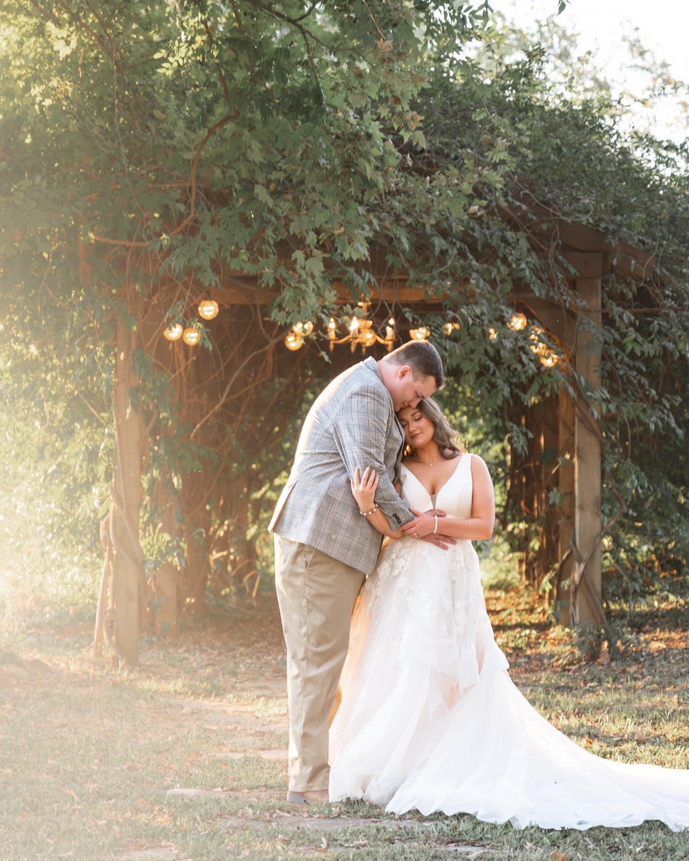 I will absolutely never get over this golden light @rosemarryfarms__weddings! It is pure magic.