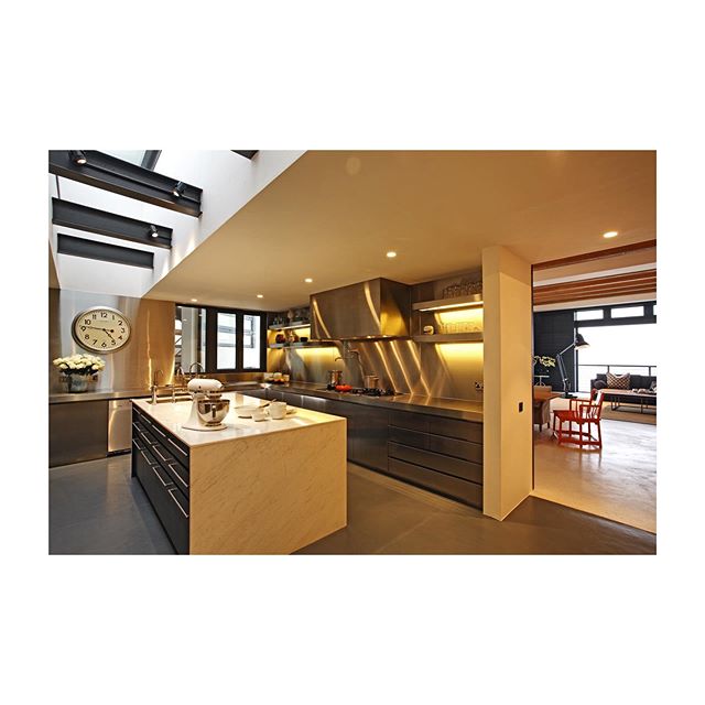 #tb An airy kitchen is the way to good food!
.
.
.
.
.
📸by Almond Chu #teamhc #residential #project #interior #interiordesign #interiordesigner #architect #architecture #architectureporn #architecturelover #platationshutters #shutter #homedecoration #homedesign #home #sustainability #dwell #archidaily #architecturaldigest #arch #hanswagner #vladimirkagan #archdaily #kitchen #kitchendesign #kitchenporn #skylight #skylightdesign #flexform