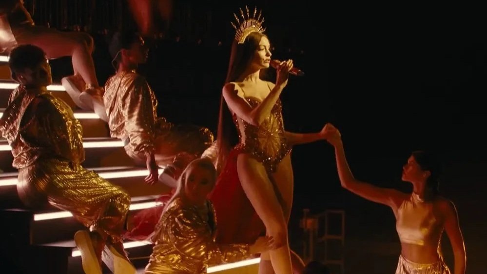 Anne Hathaway as the titular pop star Mother Mary in David Lowery's film Mother mary.